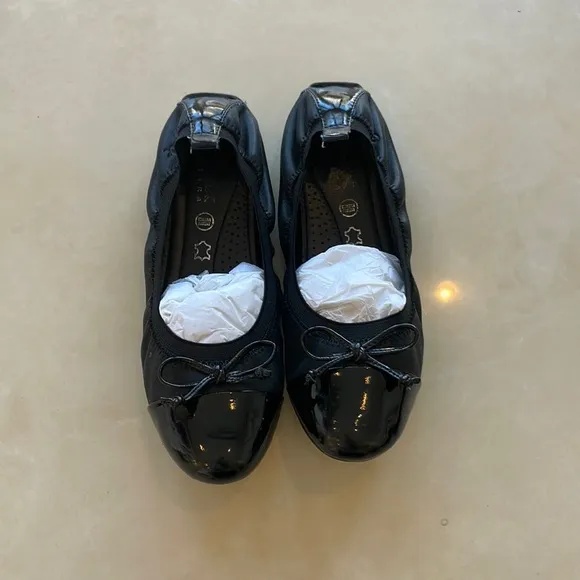 Geox Girls Leather and Patent Leather Ballet Flat Size 36/US 4