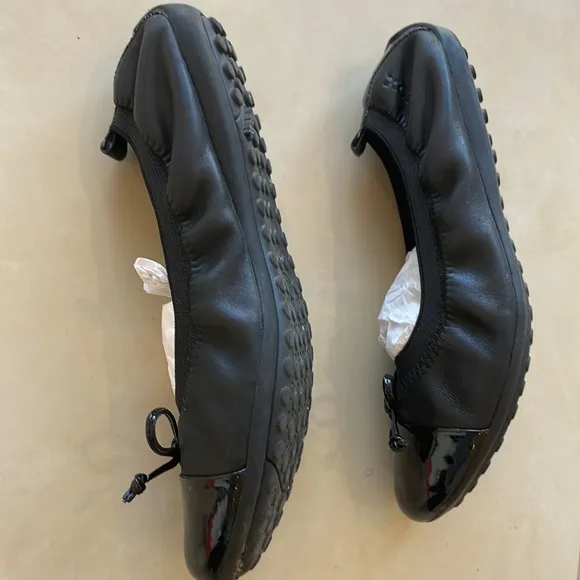 Geox Girls Leather and Patent Leather Ballet Flat Size 36/US 4